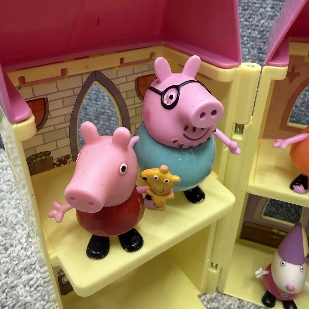 Peppa Pig Princess Castle doll house w/ family friends figures